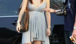 美女漏胸视频,美女不慎漏胸，网络热议