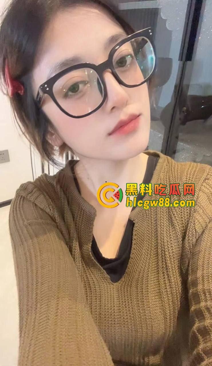 新疆乌鲁木齐财经学院『夏赫曼古丽』混血眼镜婊被颜射满脸，鸡巴吃得香喷喷，管他清不清真照吃不误！-4