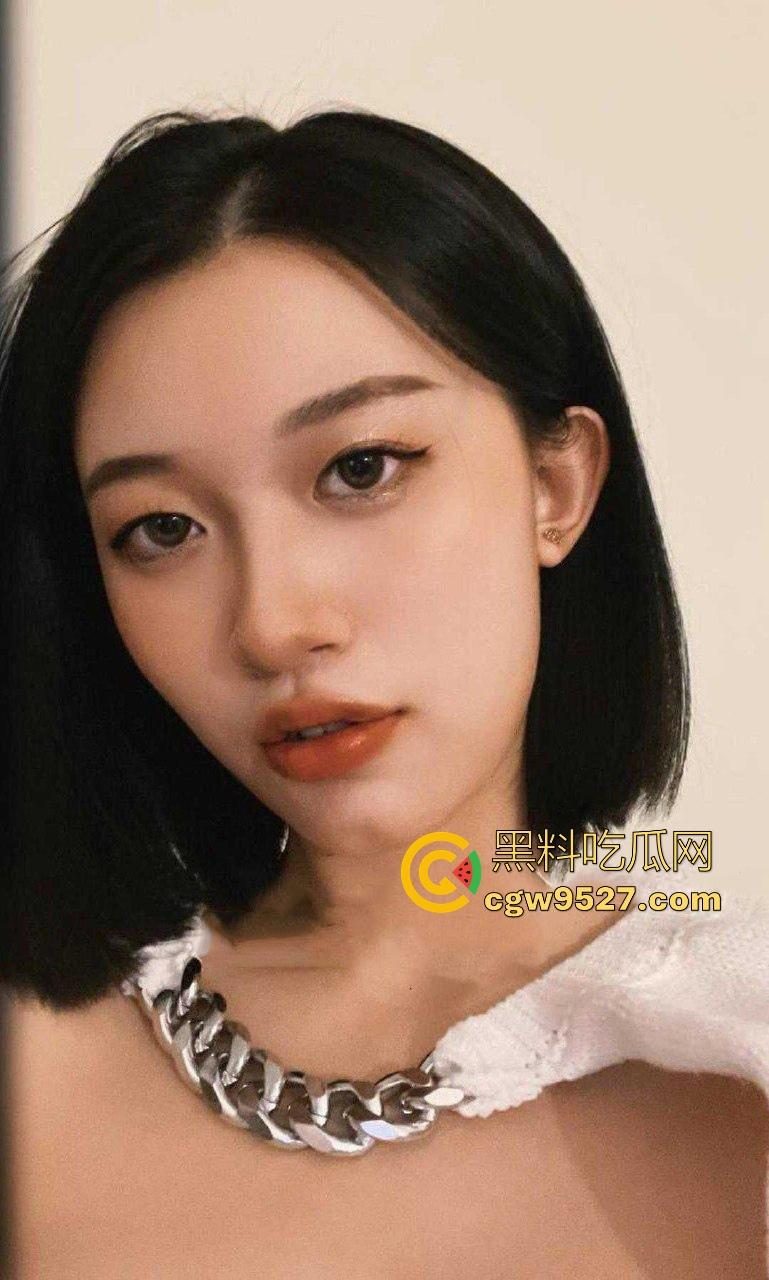 重庆短发辣妹【何瑶瑶】性爱视频流出，平时气质高冷御姐，胯下淫骚浪荡母狗，被按住头深喉 ，操到白眼乱翻！-1