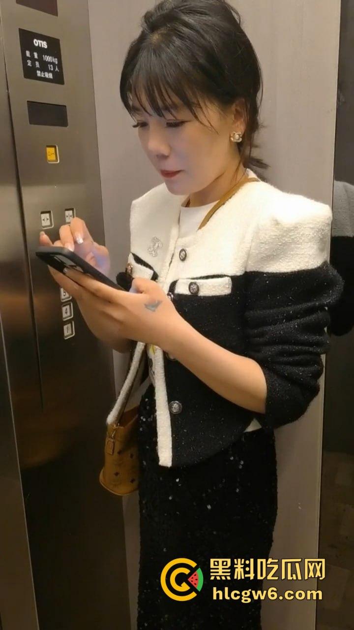 佛山端庄少妇『赵梅』跳蛋塞逼里还喊乖，撒尿洗礼跪舔伺候主人，COS蜘蛛侠爬地吃鸡巴，这年头少妇也爱被调教！-10