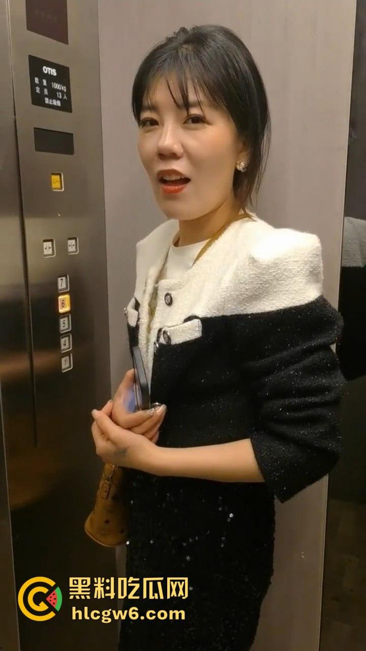 佛山端庄少妇『赵梅』跳蛋塞逼里还喊乖，撒尿洗礼跪舔伺候主人，COS蜘蛛侠爬地吃鸡巴，这年头少妇也爱被调教！-12