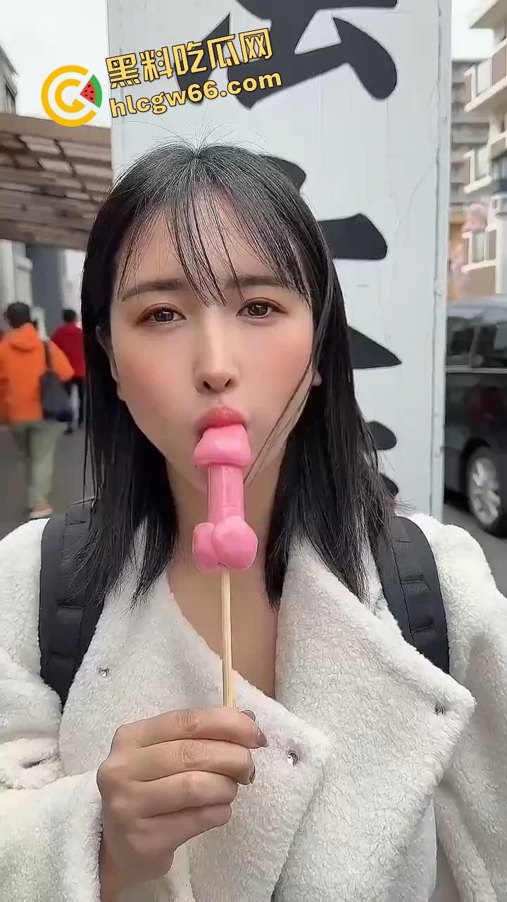 日本金枪节你见过没？川崎市年度阴茎大游行，全城举着老二走街串巷，还能边走边吃小弟造型章鱼烧？-8