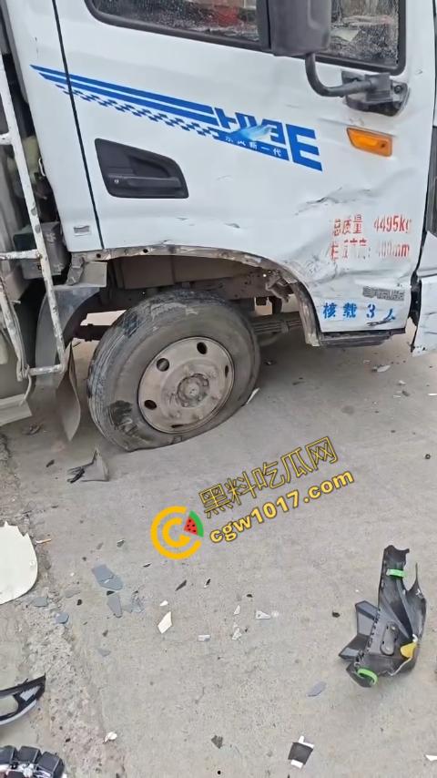 广西南宁车祸现场：鬼火少年私自改装9号电动车，速度太快操作不当直撞大货车，血溅当场！-1