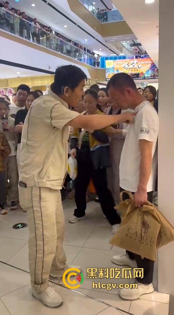 陕西女子带弟弟商场捉奸，姐弟联手怒打小三和渣姐夫！小三哭惨，姐夫被按墙扇脸不敢吭声！-7