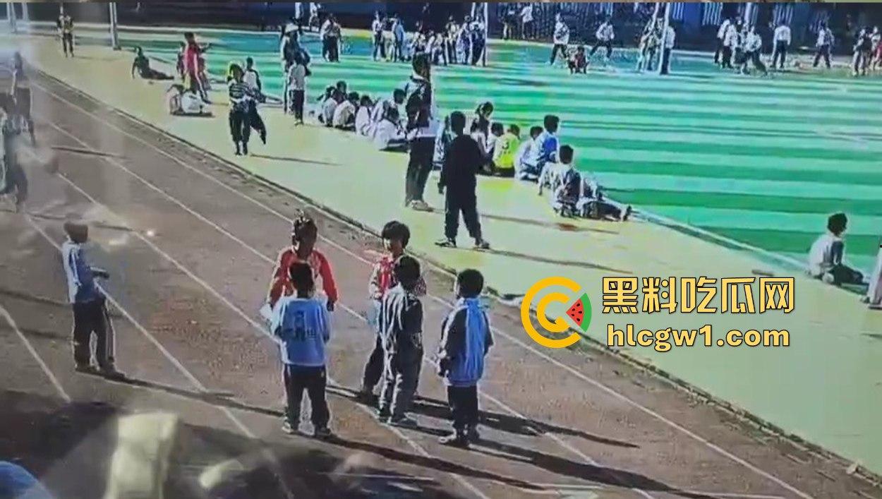 河北承德小学惊现暴力小萝莉！操场上猛踢同班男孩，下脚毫不留情，果然小小年纪就带劲！-8