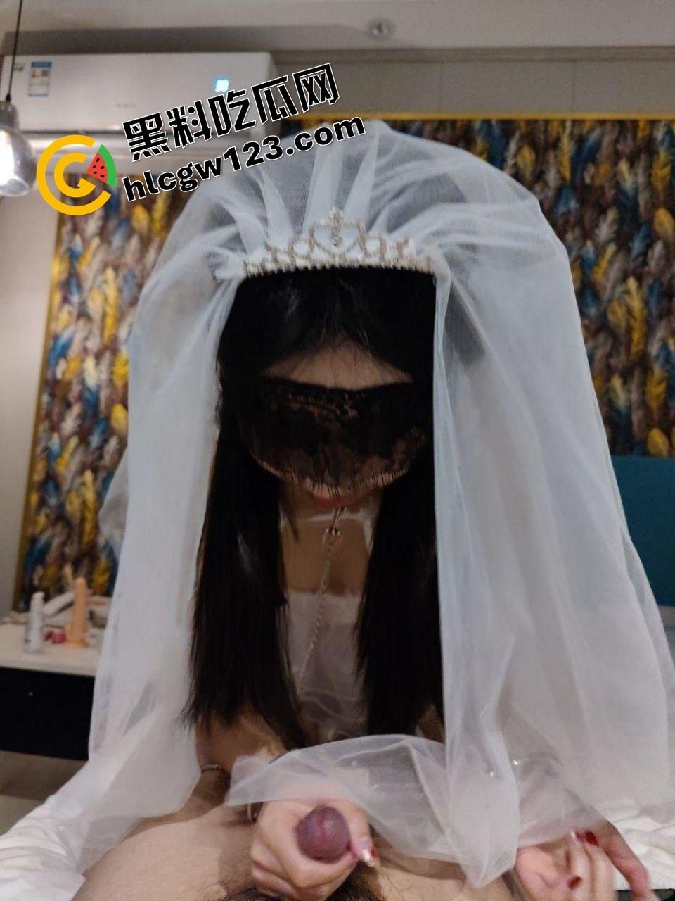 粉鲍喷水 奶子当盘子，南宁技校『吴淼淼』自拍流出，舔到鸡巴都翘头鞠躬叫妈！-17